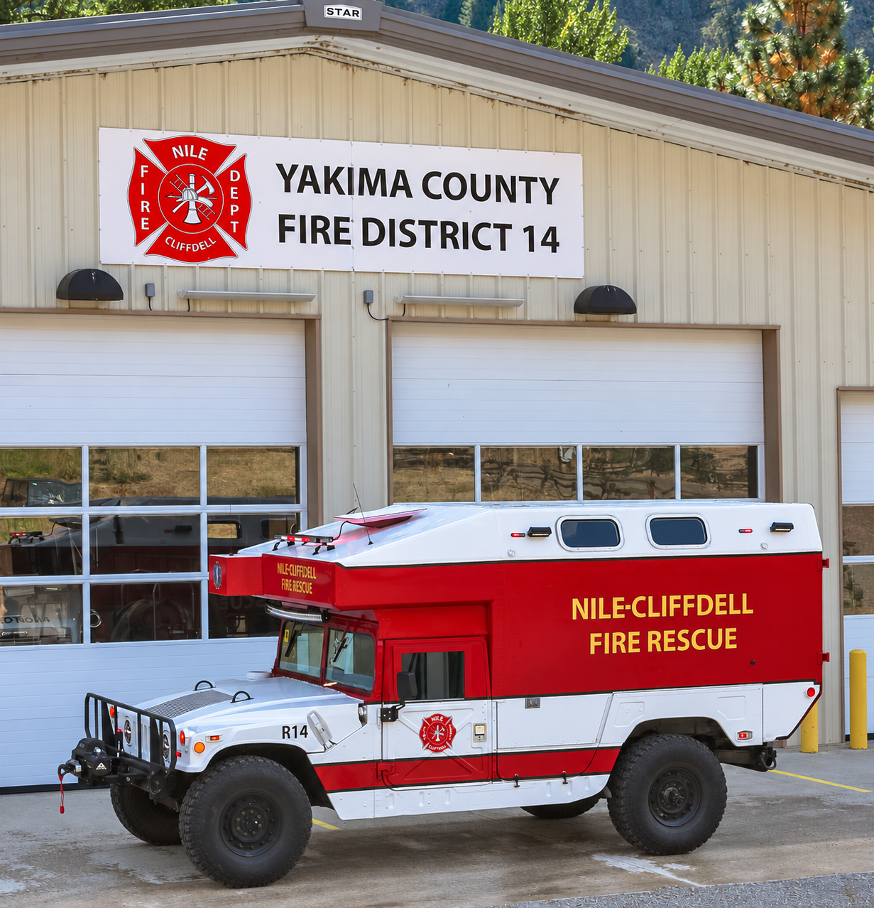Rescue 14 Hawkeye posed outside Yakima County Fire District 14